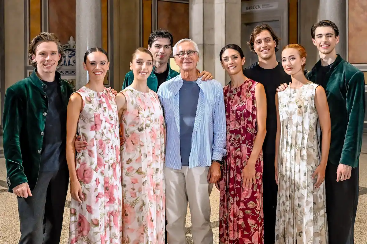 Choreograf John Neumeier mit Tänzern vom Neujahrsballett 2026 - hier im Bild der Choreograf John Neumeier (Mitte) mit den Tänzern Géraud Wielick, Natalya Butchko, Gaia Fredianelli, Calogero Failla, Ketevan Papava, Timoor Afshar, Alaia Rogers-Maman und Victor Cagnin
