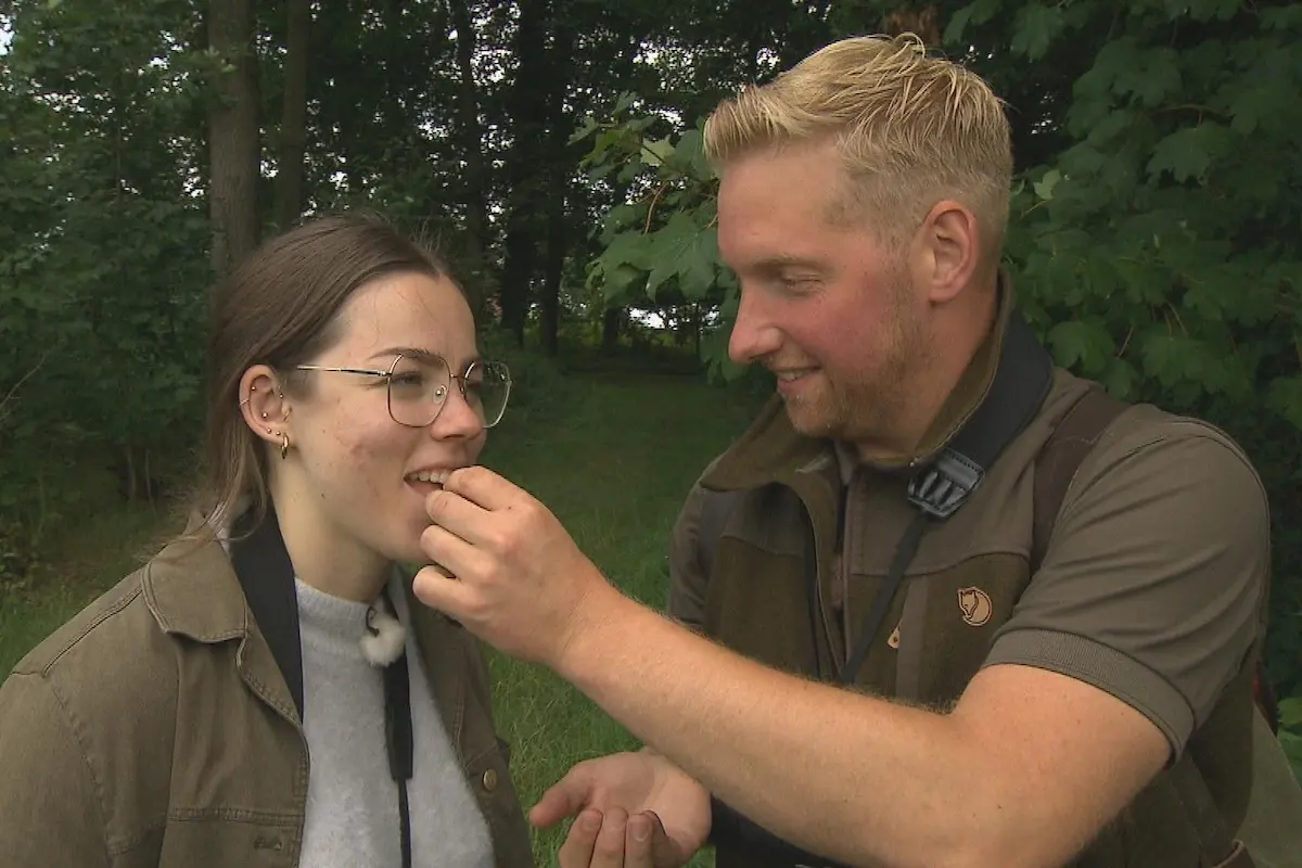 Ein Moment der Zweisamkeit: Daniel zeigt Jennifer seinen Hochsitz im Wald. In der idyllischen Natur sprechen beide offen über ihre Gefühle und spüren, dass sie immer besser zusammenpassen. Eine herzliche Umarmung besiegelt die romantische Stimmung in Folge 10.