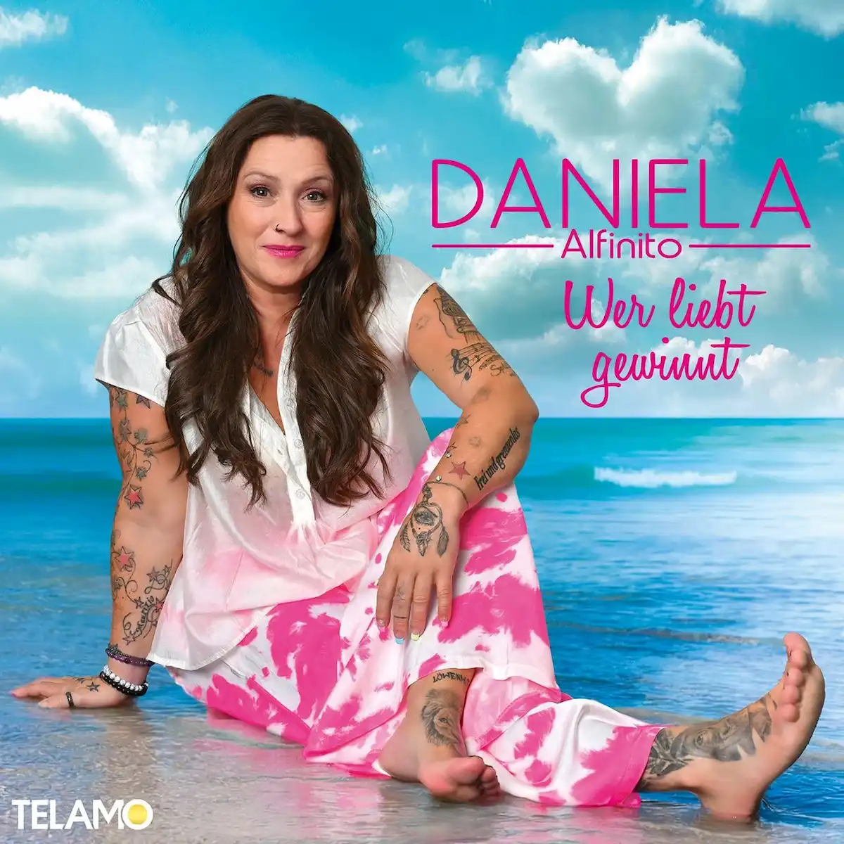 Daniela Alfinito CD „Wer liebt gewinnt“ - hier im Bild das CD-Cover mit einem Foto der Künstlerin vor einer Meereskulisse