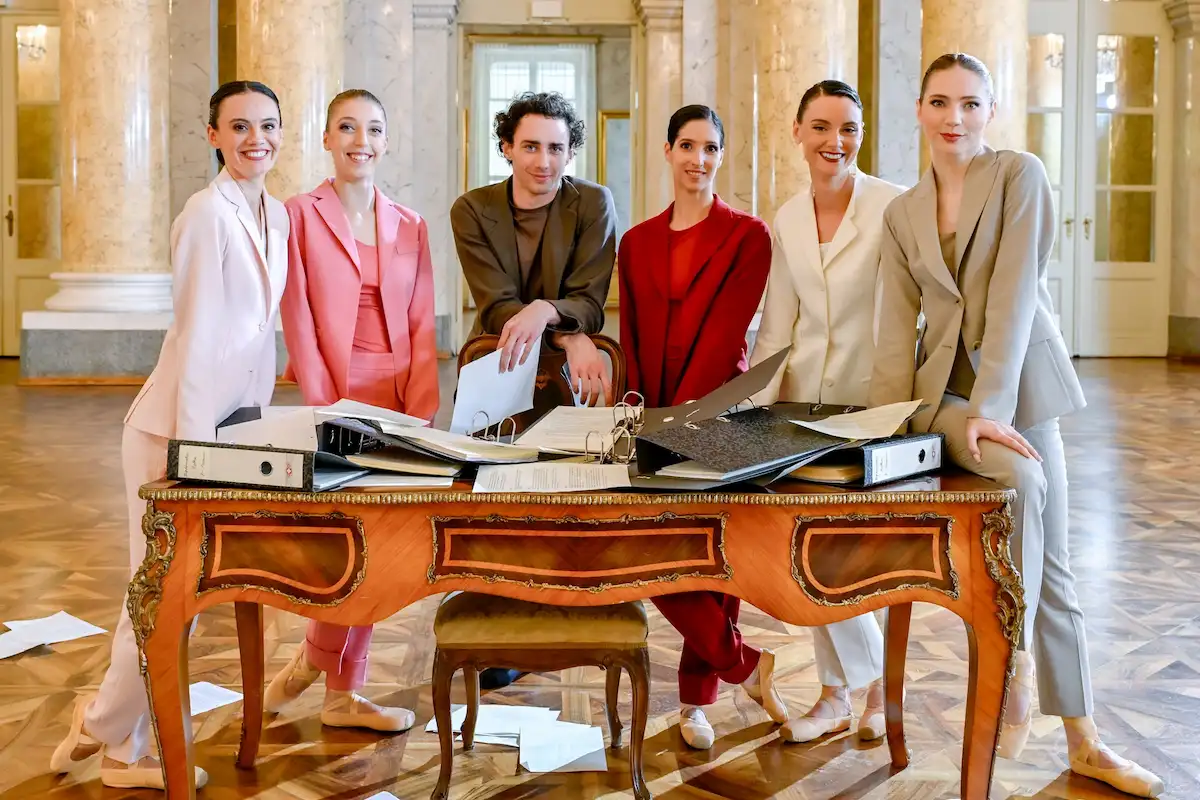 Das Neujahrsballett tanzt am 1.1.2026 zur „Diplomaten-Polka“ - hier im Bild Natalya Butchko, Gaia Fredianelli, Alessandro Frola, Anita Manolova, Laura Cislaghi, Tatiana Mazniak