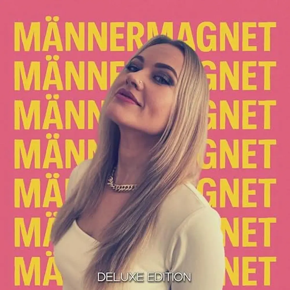 Diyulja Album „Männermagnet - Deluxe Edition“ 2026 - hier im Bild das Album-Cover mit einem Foto der Sängerin, die in die Kamera lächelt