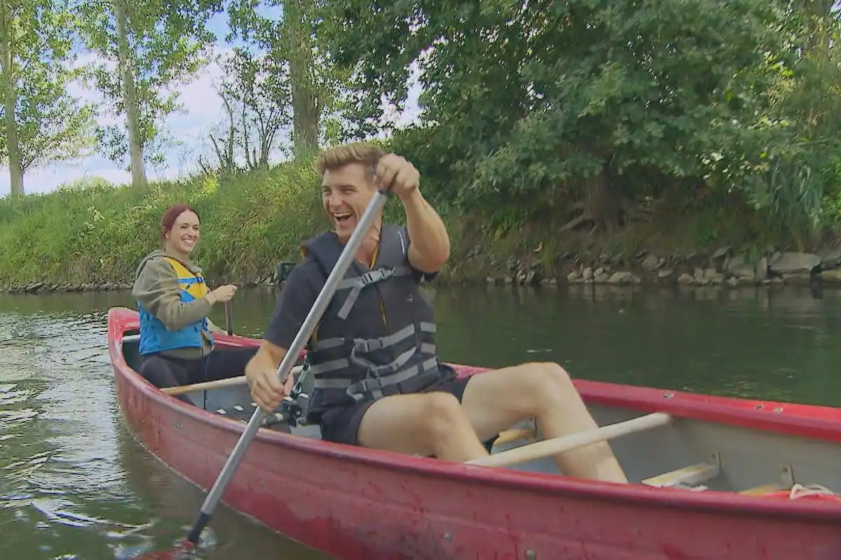 Friedrich und Laura am 8. Dezember 2025 mit Spaß bei ihrer Kanu-Tour