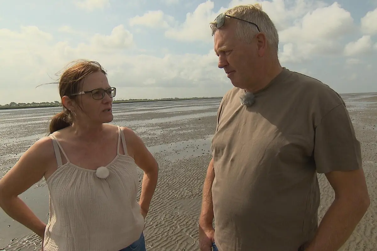 Jörg und Kirstin am Meer, die Distanz zwischen ihnen ist spürbar. Während sie von einer schweren Erfahrung erzählt, wird deutlich, dass die erhofften Gefühle bei dem Bauern ausbleiben – ein ehrlicher, aber trauriger Moment in Folge 10.