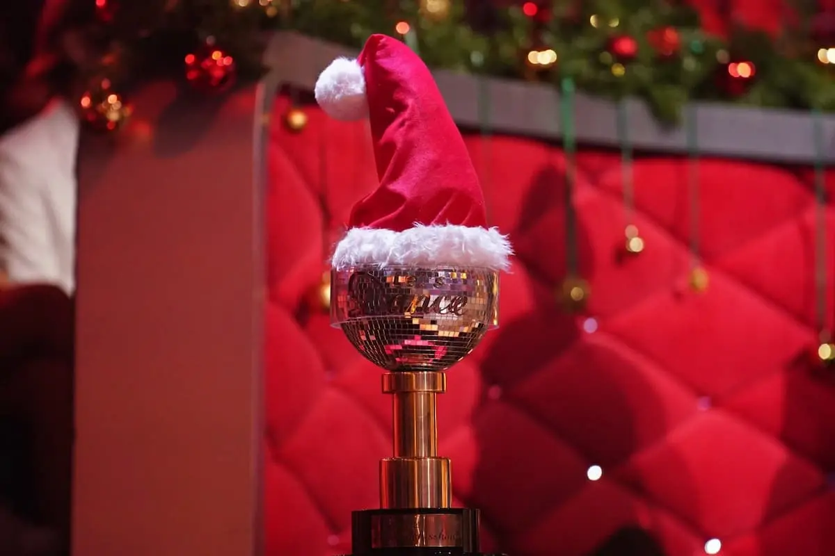 Let's dance 19. Dezember 2025 Weihnachten Fakten der Show, Punkte, Tänze, Songs - hier im Bild der Pokal für die Sieger-Gewinner