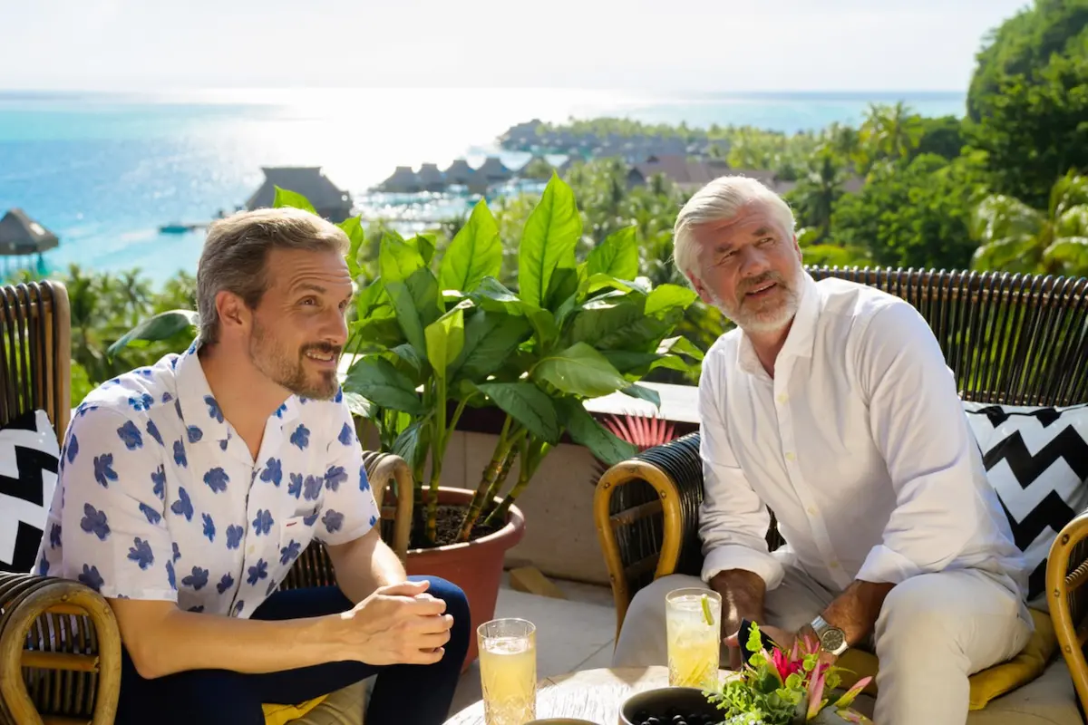 Mit dem Traumschiff auf Bora Bora - Paul Richter (Thaddäus Meilinger) mit Staff-Kapitän Martin Grimm (Daniel Morgenroth)