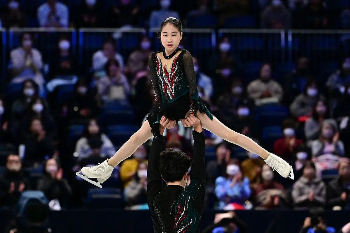 Riu Guo - Yiwen Zhang aus China - Junioren-Eiskunstlauf-Paar mit einem vierfachen Twist in der Kür, Sieger beim JGP Finale 2025