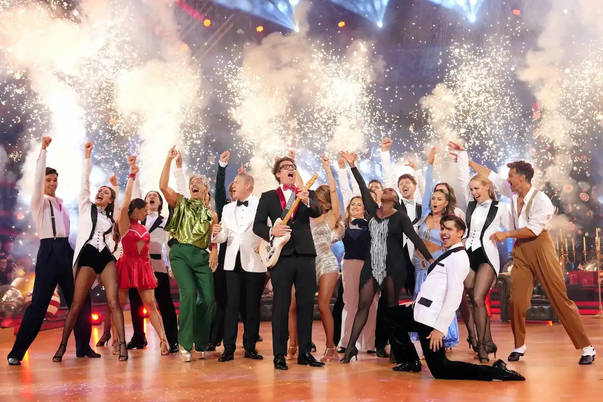 Tanzpaare in der Let's dance 2025 Weihnachts-Ausgabe - hier im Bild alle Tänzer, Tanzpaare, Jury, Moderatoren