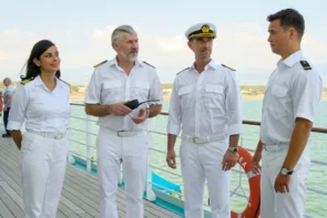 Traumschiff 26. Dezember 2025 Bora Bora Besetzung, Schauspieler, was passiert Weihnachten - hier im Bild Florian Silbereisen als Traumschiff-Kapitän Max Parger mit Jessica Ulmen-Fernandes als Dr. Jessica Delgado, Daniel Morgenroth als Staff-Kapitän Martin Grimm und in einer Gast-Rolle Noah Schütt (Louis Held)
