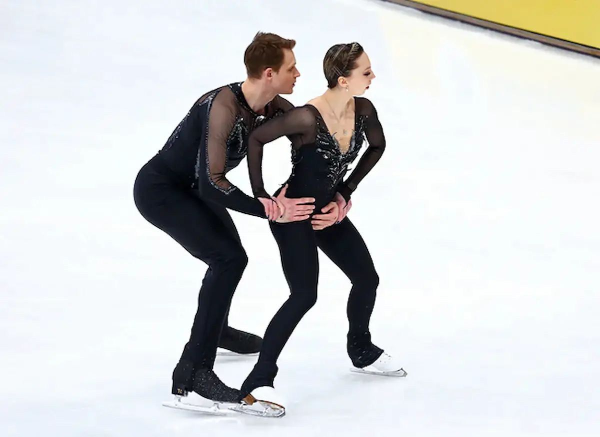 Aleksandra Boikova - Dmitrii Koslovskii kurz vor dem vierfachen Wurf-Salchow, den das Eiskunstlauf-Paar unbedingt dem Publikum unbedingt noch zeigen wollte - beide Sportler tragen leicht verzierte, schwarze Wettkampfkleidung