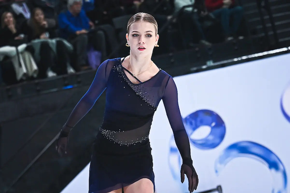 Alexandra Ignatova (geb. Trusova) bei der Russischen Sprung-Meisterschaft 2026 - Das Foto zeigt die Eiskunstläuferin beim Wettbewerb auf dem Eis in der Navka Arena in Moskau. Sie trägt ein dunkelblaues Kleid (Eiskunstlaufkostüm).