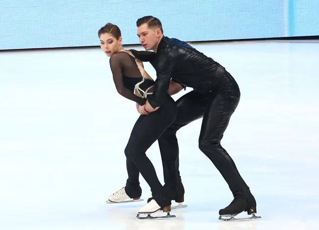 Anastasia Mishina und Alexandr Galliamov - Sieger bei der Russischen Sprung-Meisterschaft 2026 - im Bild das Eiskunstlauf-Paar auf dem Eis kurz vor dem Abwurf für den Vierfachen Salchow - ein besonderes Wurf-Elelement - beide Sportler tragen schwarze Wettkampfkleidung