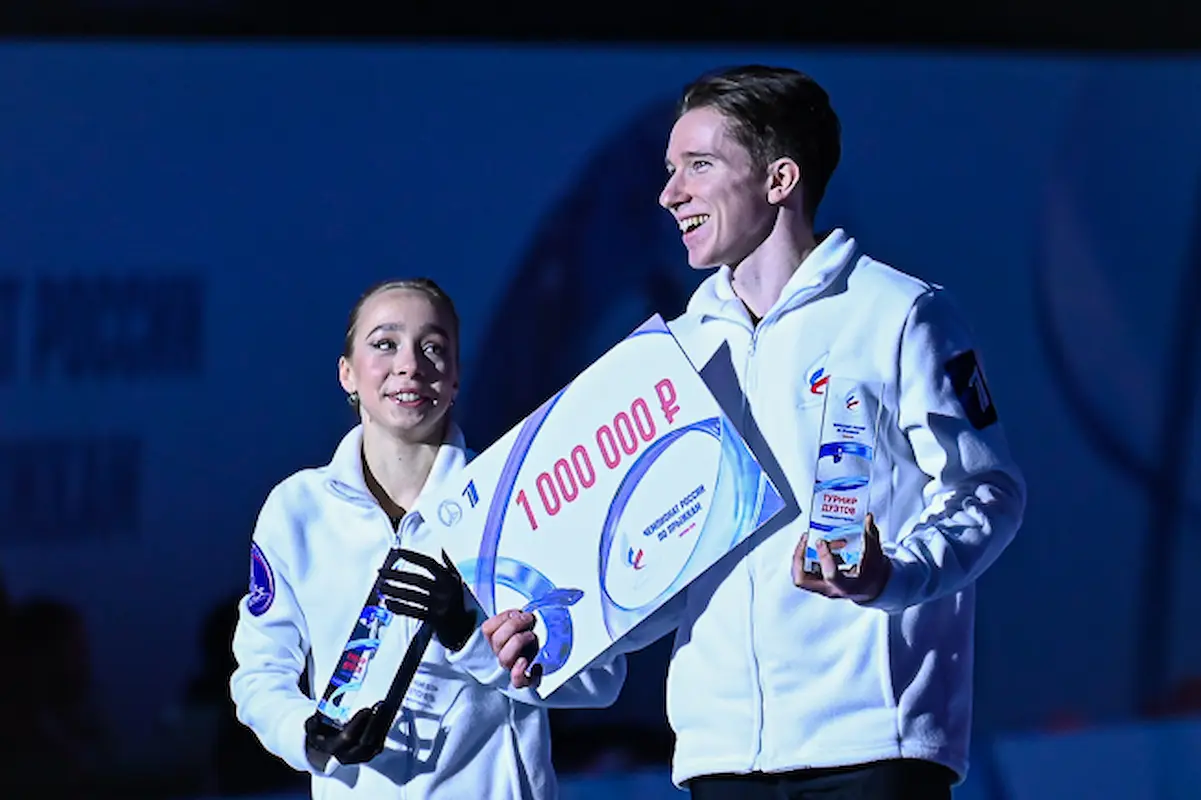 Alisa Dvoeglazova und Andrei Mozalev als Sieger bei der Sprung-Meisterschaft 2026 in Russland - Das Bild zeigt die beiden Eiskunstläufer bei oder nach der Siegerehrung mit dem Sieger-Pokal und dem symbolischen Scheck für die Sieger-Prämie.