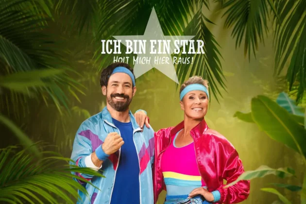 Dschungelcamp 2026 (IBES) im Fernsehen (Beginn, Sendetermine) und in Salsango - hier im Bild die Dschungelcamp-Moderatoren 2026 Jan Köppen und Sonja Zietlow in einer Dschungel-Kulisse mit dem Logo der Show