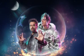 Ehrlich Brothers 2027 „Wonderworld“-Tour Termine 2027, Städte - hier im Bild die Brüder Andreas Ehrlich und Chris Ehrlich - Andreas trägt eine Kostüm mit einer Schuppen- oder reptilienhautartigen Oberfläche, Chris trägt einen Raumanzug