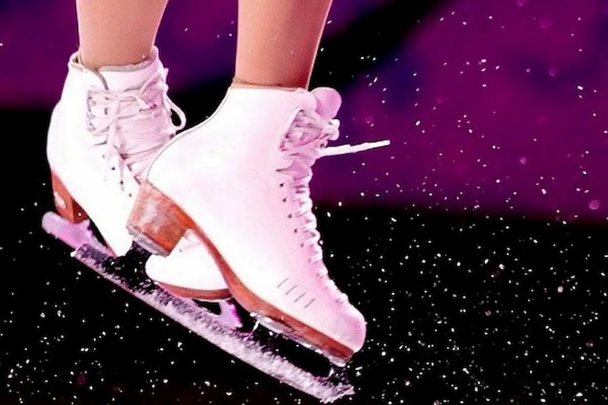 Eiskunstlauf: Springer- Sprung-Meisterschaft 2026 Russland am 31.1.–1.2.2026 in Moskau - das Foto zeigt die Schlittschuhe einer Eiskunstläuferin beim Sprung