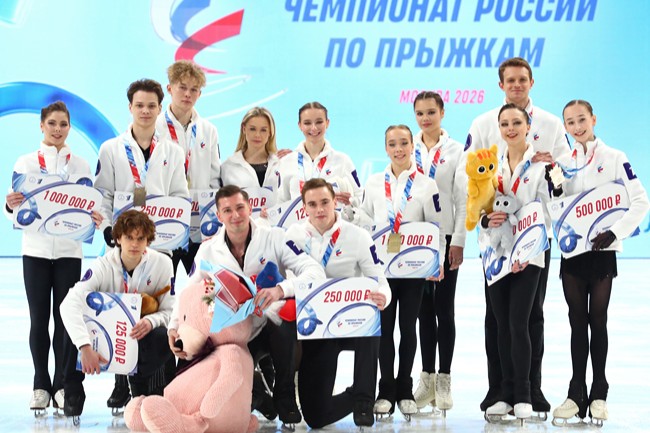 Eiskunstlauf Sprung-Meisterschaft 2026 Russland - Alle Sieger und Platzierte auf dem Eis in der Navka Arena Moskau nach den Siegerehrungen und Preisverleihungen - Alle Sportler tragen ihre Medaillen um den Hals, die Schecks für die Presgelder und manche Geschenke in der Hand