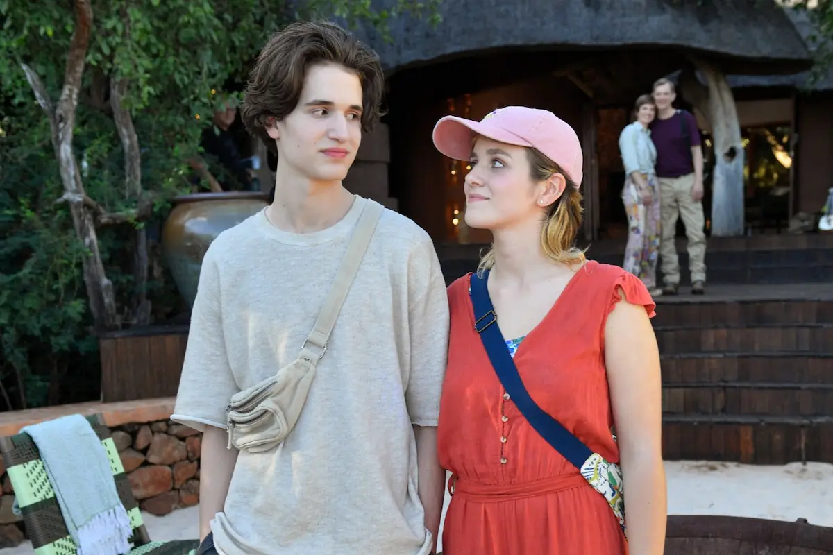 Lisa Sommer (Klara Kleinheins) und Paul Wagner (Cooper Dillon) kommen sich beim Traumschiff am 1. Januar 2026 näher als gedacht