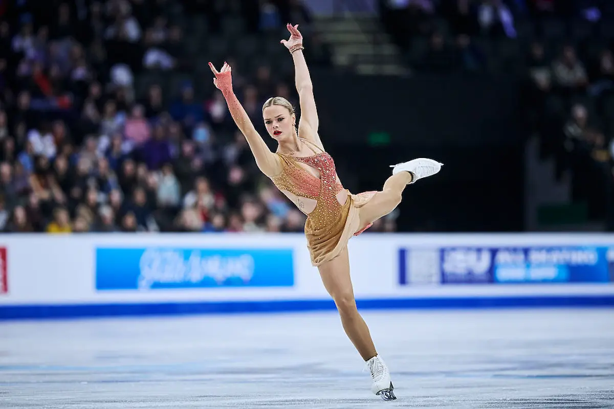 Loena Hendrickx aus Belgien - Silbermedaille bei der Eiskunstlauf-EM 2026 in der Kür - das Bild zeigt die Sportlerin in einer Pose auf dem Eis mit ihrem Glitzersteinen besetzten Kür-Kleid