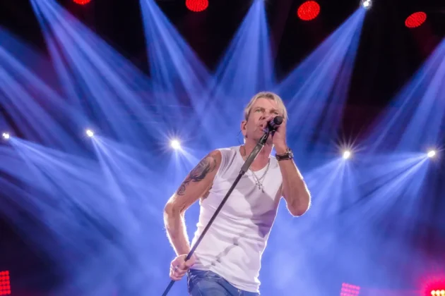 Matthias Reim Konzerte 2026 „Verdammt, ich lieb Dich“ - Tournee - Termine, Städte, Ticket-Tipps - das Bild zeigt den Sänger auf einer Konzertbühne - im Hintergrund strahlen Scheinwerfer in mehreren Reihen mit Lichtkegeln, die auf den Künstler gerichtet sind