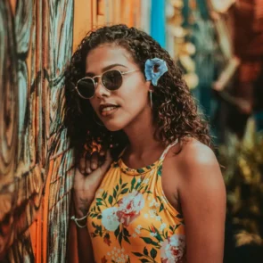 Pasion de Buena Vista 2026 Kubanische Musik- und Tanz-Show in Deutschland - das Foto zeigt eine junge Kubanerin in der Callejon de Hamel im Zentrum von Havanna (diese Gasse ist bekannt mit ihren Wandmalereien und anderer Kunst und ein beliebter Treffpunkt mit Musik und Partys)