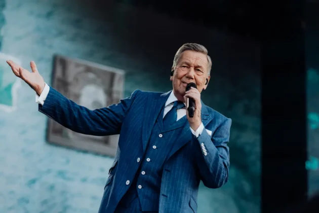 Roland Kaiser 2026 Konzerte, Termine, Städte, Ticket-Tipps - hier im Bild der Sänger bei einem seiner Konzerte im dreiteiligen, dunkelblauen Nadelstreifen-Anzug