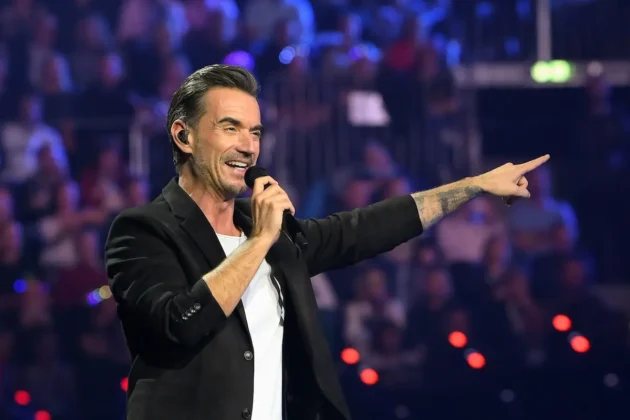 Schlager-Champions 10. Januar 2026 mit Florian Silbereisen Gäste, Preis und Preisträger - hier im Bild Florian Silbereisen als Moderator auf der TV-Bühne, er spricht in ein Mikrofon und trägt ein schwarzes Sakko und ein weißes T-Shirt darunter