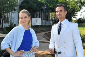 Traumschiff 1. Januar 2026 Afrika, Madikwe - Schauspieler, Besetzung und Küsse zu Neujahr - hier im Bild Florian Silbereisen als Kapitän Max Parger und Valentina Pahde als Sophia Berg in einer Gast-Rolle beim Traumschiff