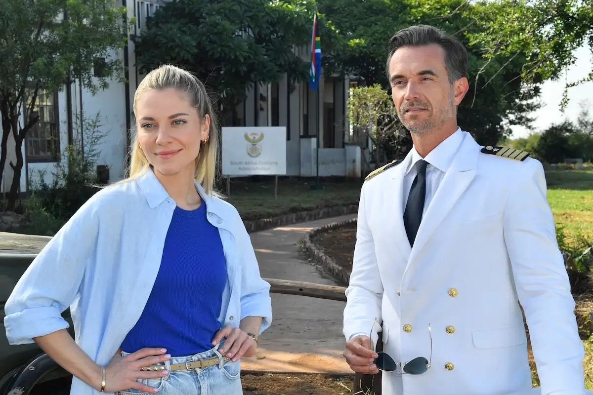 Traumschiff 1. Januar 2026 Afrika, Madikwe - Schauspieler, Besetzung und Küsse zu Neujahr - hier im Bild Florian Silbereisen als Kapitän Max Parger und Valentina Pahde als Sophia Berg in einer Gast-Rolle beim Traumschiff