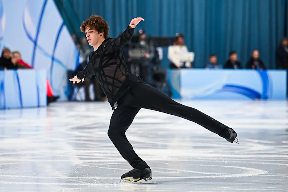 Vladislav Dikidzhi bei der Russischen Sprung-Meisterschaft 2026 - Das Foto zeigt den Eiskunstläufer nach einem Sprung beim Wettbewerb in der Navka Arena Moskau auf dem Eis in einem schwarzen, teils transparenten Eiskunstlaufdress.