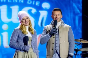 „Wenn die Musi spielt“ 24. Januar 2026 Gäste beim Winter Open Air in ORF und MDR - hier im Bild die Moderatoren Stefanie Hertel und Marco Ventre auf der Freilichtbühne in Bad Kleinkirchheim während der Moderation, beide sind eingemummelt in dicke Wintersachen