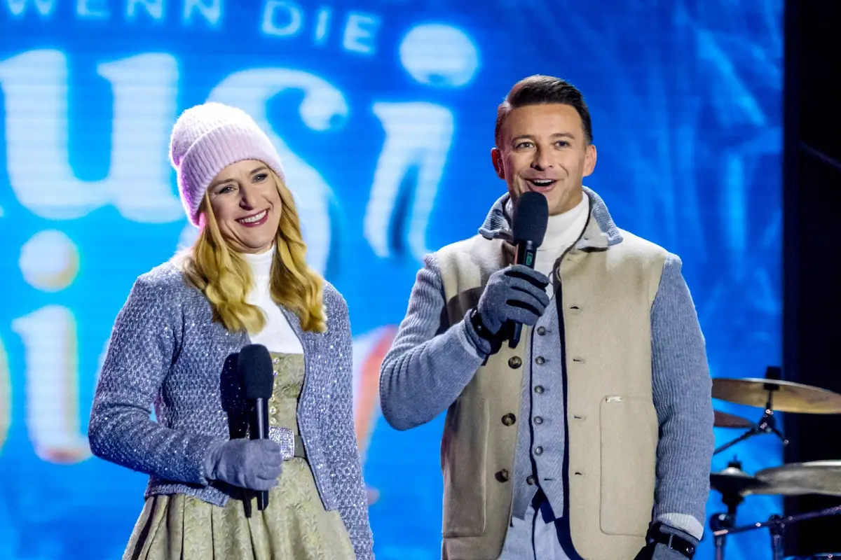 „Wenn die Musi spielt“ 24. Januar 2026 Gäste beim Winter Open Air in ORF und MDR - hier im Bild die Moderatoren Stefanie Hertel und Marco Ventre auf der Freilichtbühne in Bad Kleinkirchheim während der Moderation, beide sind eingemummelt in dicke Wintersachen
