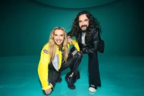 Wetten, dass..? 2026 mit Kaulitz-Zwillingen Bill und Tom - Eine gute Idee - hier im Bild Bill Kaulitz und Tom Kaulitz, biede schauen in die Kamera, Bill hat eine gelbe Jacke an, Tom ist ganz in Schwarz gekleidet