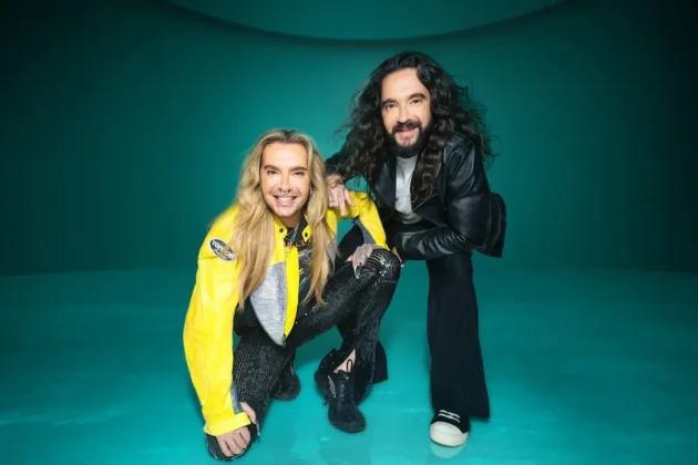Wetten, dass..? 2026 mit Kaulitz-Zwillingen Bill und Tom - Eine gute Idee - hier im Bild Bill Kaulitz und Tom Kaulitz, biede schauen in die Kamera, Bill hat eine gelbe Jacke an, Tom ist ganz in Schwarz gekleidet