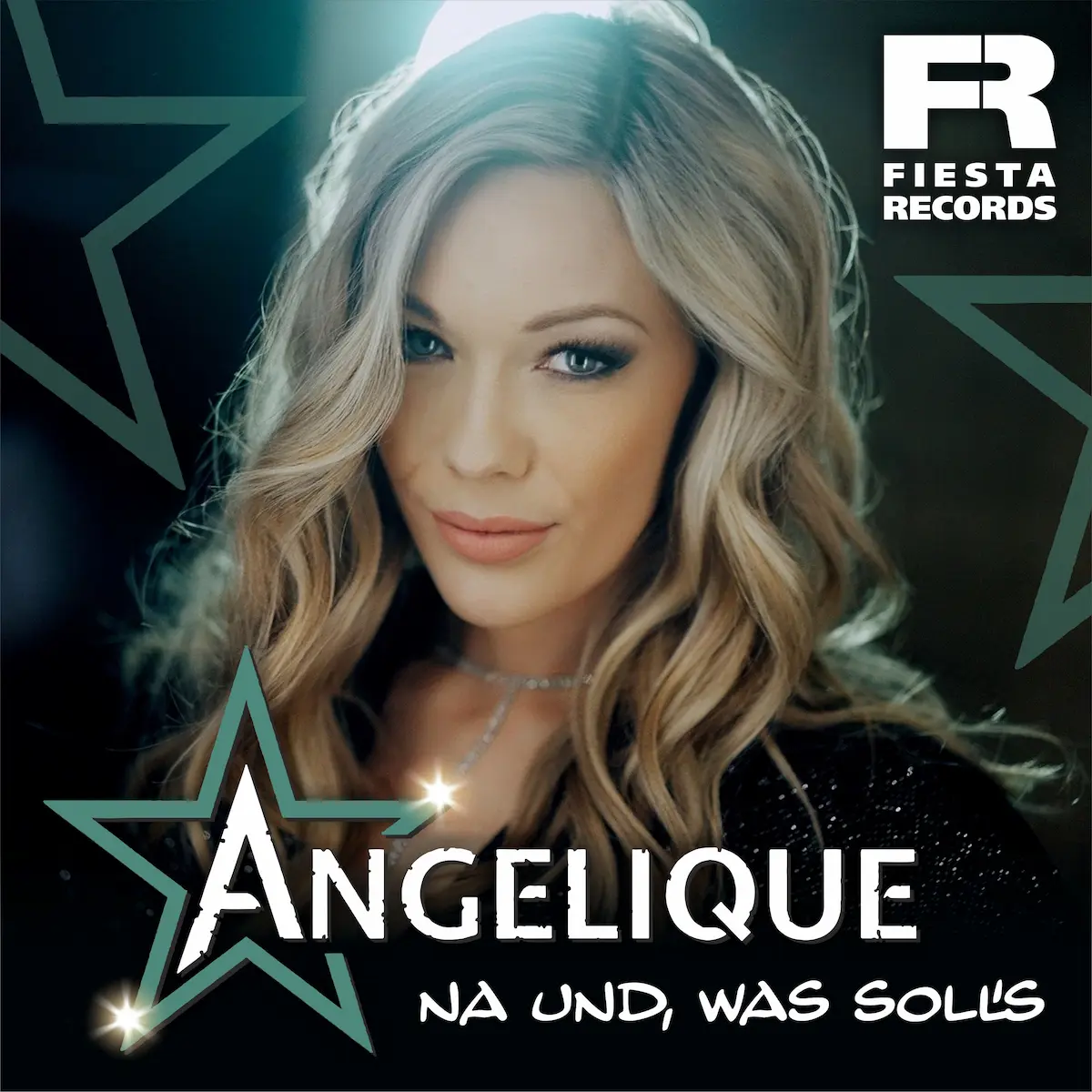 Angelique - Schlager „Na und, was soll’s“ - das Bild zeigt das Single-Cover mit einem Portraitfoto der Sängerin Angelique, die in die Kamera schaut