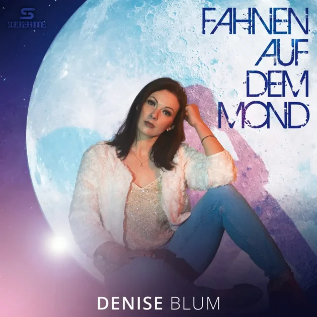 Denise Blum - Neuer Schlager „Fahnen auf dem Mond“ veröffentlicht - hier im Bild das Single-Cover mit einem Foto der Sängerin, die vor dem Bild eines Mondes sitzt - sie trägt Jeans, ein Glitzerndes Top mit Pailetten und eine moderne, weiße Teddyjacke darüber - sie schaut direkt in die Kamera