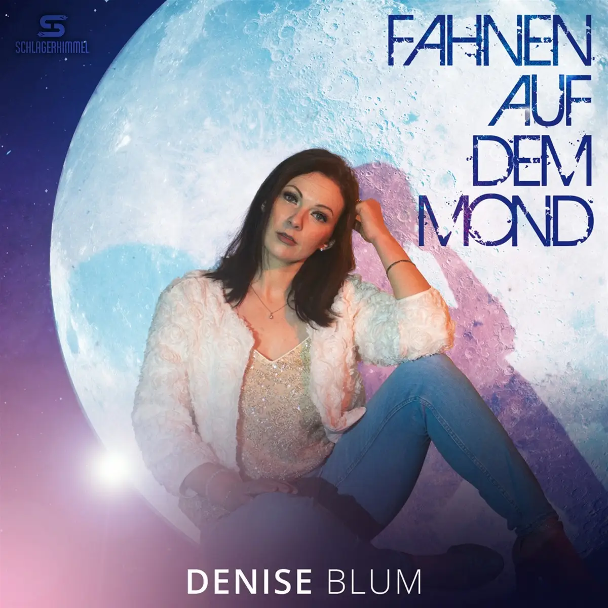 Denise Blum - Neuer Schlager „Fahnen auf dem Mond“ veröffentlicht - hier im Bild das Single-Cover mit einem Foto der Sängerin, die vor dem Bild eines Mondes sitzt - sie trägt Jeans, ein Glitzerndes Top mit Pailetten und eine moderne, weiße Teddyjacke darüber - sie schaut direkt in die Kamera