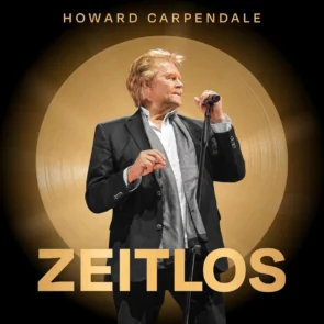 CD-Kritik zum Album „Zeitlos“ von Howard Carpendale - hier im Bild das Album-Cover. Auf dem Cover zu sehen ist der Sänger, wie er in ein Mikrofon singt, hinter ihm bildet eine goldschimmernde CD großflächig den Hintergrund, unten steht der Schriftzug „Zeitlos“ in goldenen Buchstaben.