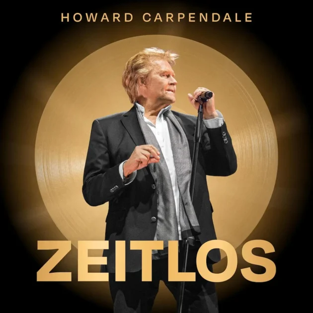 CD-Kritik zum Album „Zeitlos“ von Howard Carpendale - hier im Bild das Album-Cover. Auf dem Cover zu sehen ist der Sänger, wie er in ein Mikrofon singt, hinter ihm bildet eine goldschimmernde CD großflächig den Hintergrund, unten steht der Schriftzug „Zeitlos“ in goldenen Buchstaben.