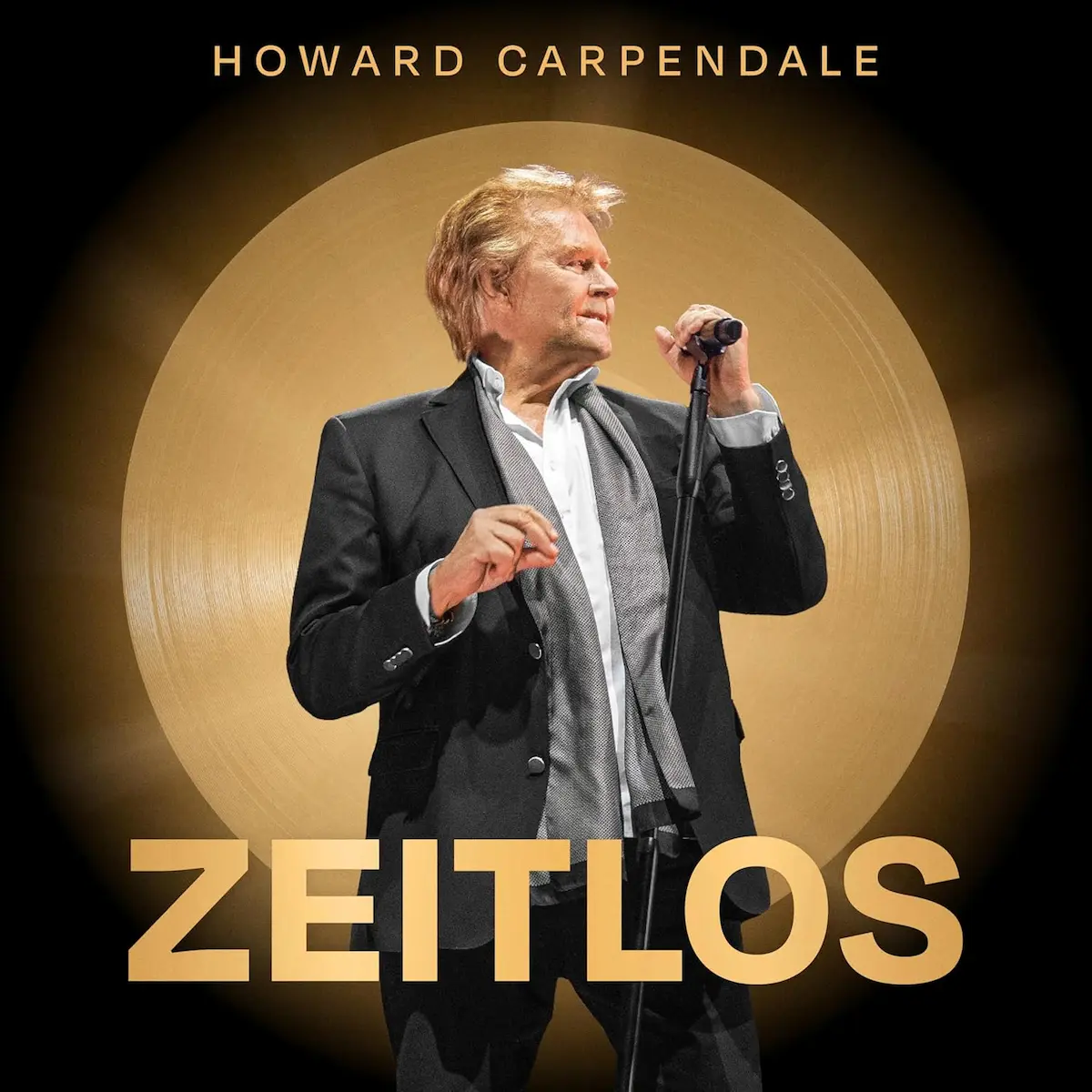 CD-Kritik zum Album „Zeitlos“ von Howard Carpendale - hier im Bild das Album-Cover. Auf dem Cover zu sehen ist der Sänger, wie er in ein Mikrofon singt, hinter ihm bildet eine goldschimmernde CD großflächig den Hintergrund, unten steht der Schriftzug „Zeitlos“ in goldenen Buchstaben.