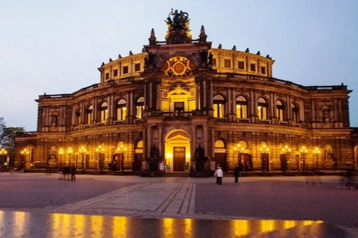 Tanz- und Musik-Shows, Musicals - Übersicht aktueller Tourneen mit Ticket-Infos - das Bild zeigt ein festlich beleuchtetes Opernhaus als Symbol für die Welt der Musicals und Tanz-Shows