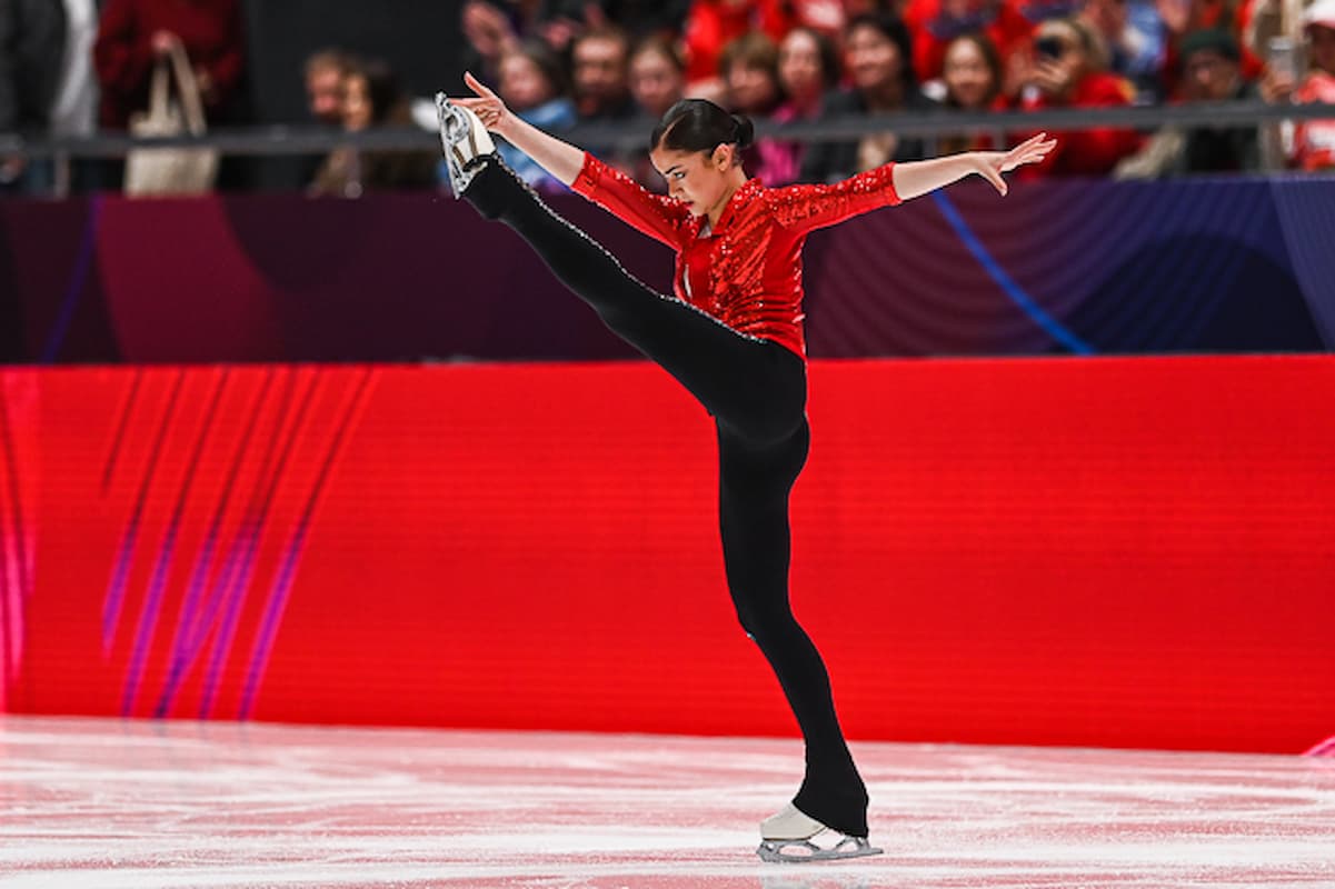 Adeliia Petrosian beim Team-Wettbewerb in St. Petersburg 2026 im Kurzprogramm - sie trägt ihr "Michael-Jackson-Kostüm aus Schwarzer Hose, Roter Pailetten-Jacke und einem weißen Shirt darunter