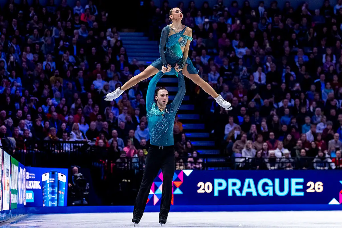 Anastasiia Metelkina und Luka Berulava gewinnen die Silbermedaille bei der Eiskunstlauf-WM 2026 - das Bild zeigt das Paar bei einer Hebung während der Kür auf der Eisfläche in Prag