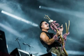 Andreas Gabalier 2026 Unplugged-Konzerte - 10 Jahre Volks-Rock’n’Roller - im Bild Andreas Gabalier bei einem seiner Konzerte auf der Bühne, die in stimmungsvolles Licht getaucht ist