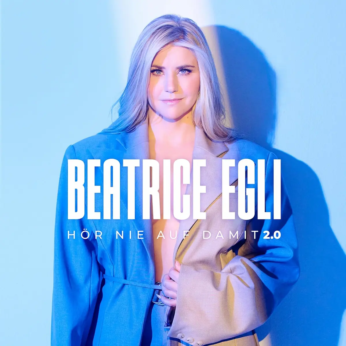 Beatrice Egli CD „Hör nie auf damit 2.0“ 2026 - hier im Bild das Album-Cover mit einem Foto der Künstler - das ganze Cover leuchtet in einem modernen, hellblauen Licht
