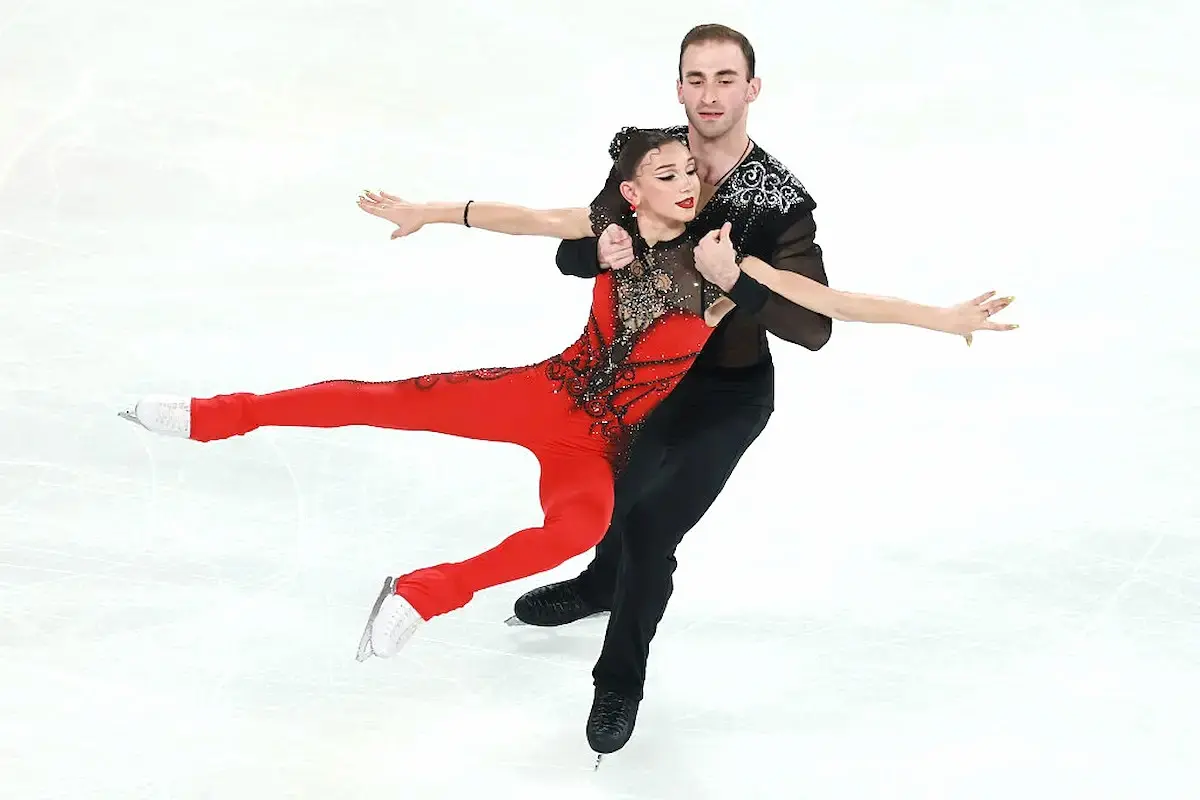 Eiskunstlauf-WM 2026 Ergebnisse, Zeitplan, Übertragungen 25.–29. März 2026 - hier im Bild das Eiskunstlauf-Paar Anastasia Metelkina – Luka Berulova aus Georgien - sie trägt einen roten Body, er ein schwarzes Kostüm - beides passt zu ihrem Kurzprogramm nach der Musik von Ravels Bolero