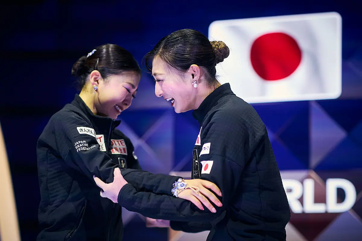 Emotionaler Eiskunstkauf Staffelstab-Übergabe voller Emotionen - Mone Chiba und Kaori Sakamoti kreieren ein symbolisches Bild - im Foto umarmen sich die beiden Frauen, Mone Chiba weint - ihr Vorbild Kaori Sakamoto macht ihr Mut