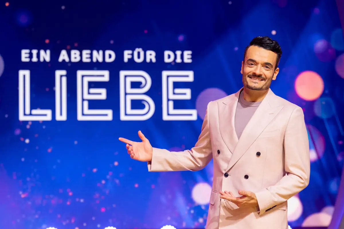 Giovanni Zarrella Show 14. März 2026 Gäste und Informationen - hier im Bild der Moderator Giovanni Zarrella auf der Bühne in einem sommerlichen, hellen Anzug