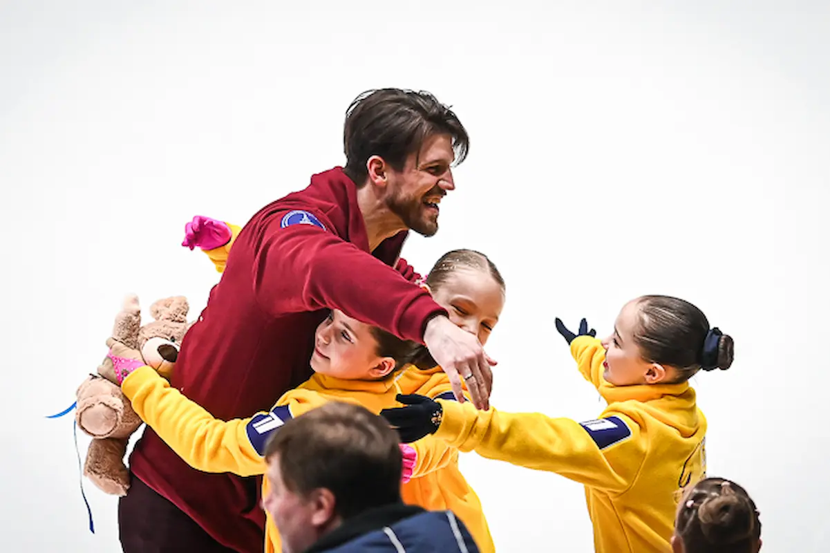 Ivan Bukin mit kleinen Eiskunstläuferinnen