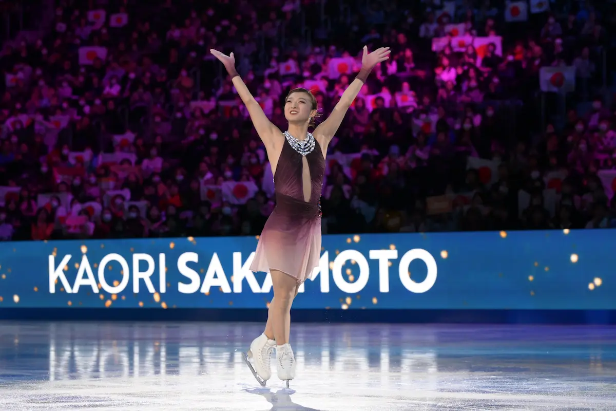 Kaori Sakamoto - Emotionaler Abschied bei der Eiskunstlauf-WM 2026 in Prag - das Bild zeigt die Eiskunstläuferin, die vom Eis aus in das Publikum in der Halle grüßt