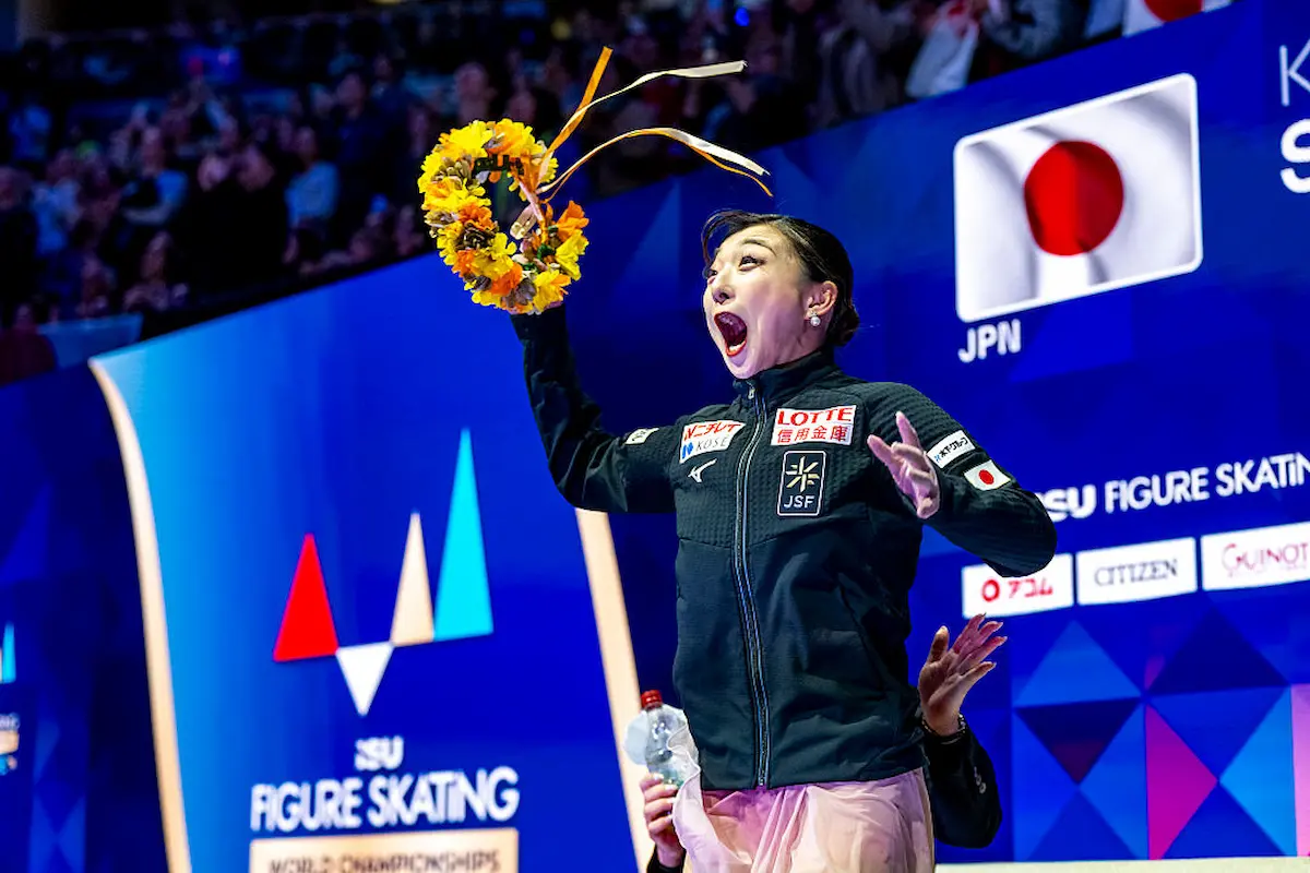 Kaori Sakamoto bei Eiskunstlauf-WM 2026 - der Moment, als sie vom Sieg erfahrt - die Eisksuntläuferin springt in der Kiss & Cry - Area in die Luft und freut sich über ihre Goldmedaille und die neue Bestleistung in der Kür